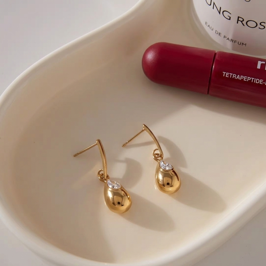 Ismera Gold Teardrop Dangle Earrings